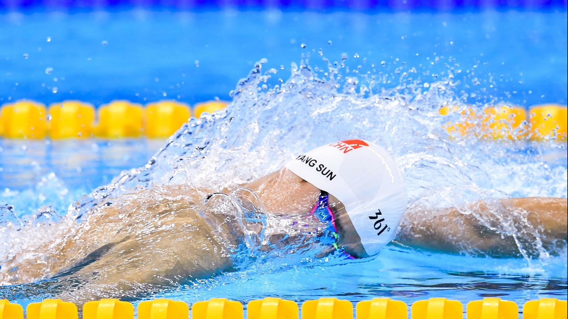 中国足球联赛注重塑造球员正面社会形象，中国足球反映出该国家社会形态